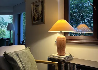 Kącik wypoczynkowy z fotelem i lampą przy oknie