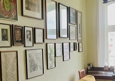 Pokój z galerią obrazów na ścianie i sofą