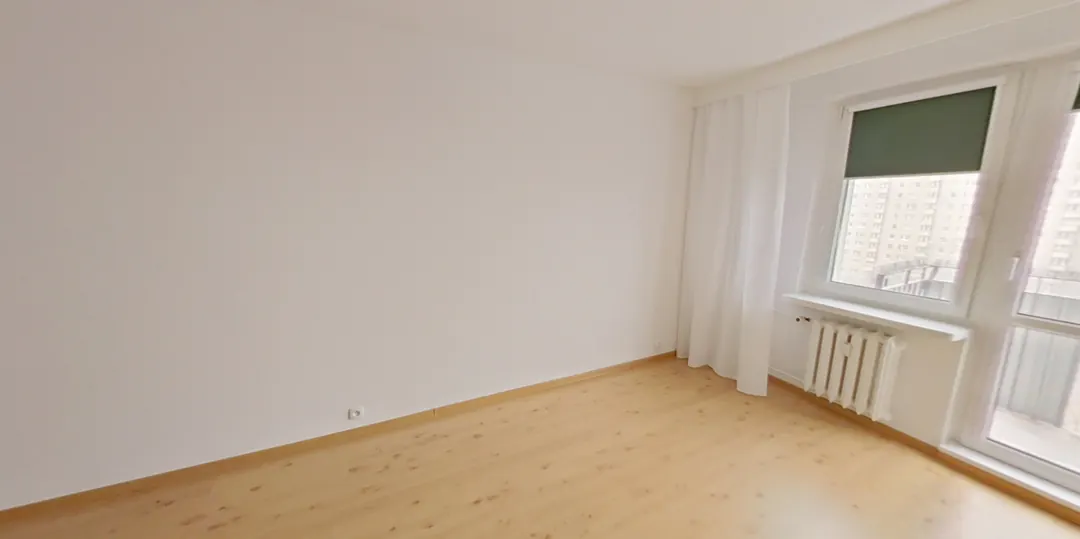 Pusty pokój z oknami balkonowymi przed wirtualnym meblowaniem