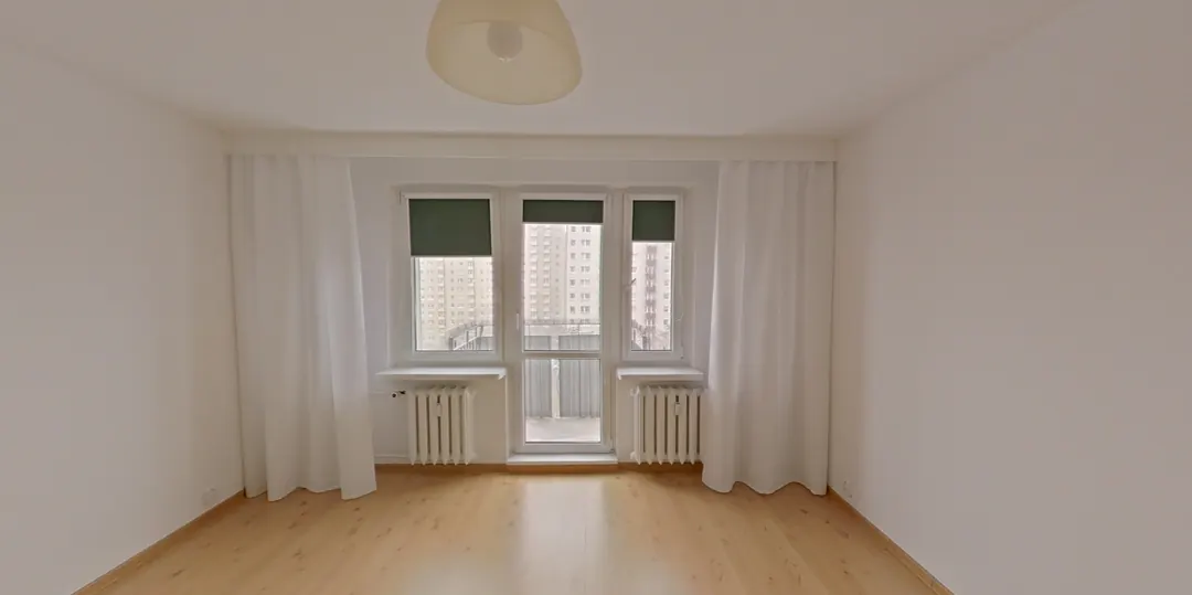Pusty pokój z wyjściem na balkon – zdjęcie przed