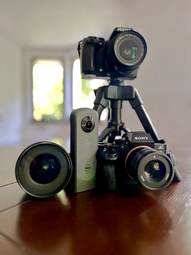 Sprzęt do zdjęć 360° – aparaty, obiektywy i kamera 360 na statywie