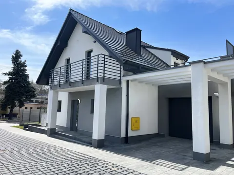 Nowy dom w zabudowie bliźniaczej w stanie deweloperskim