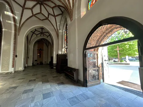 Gotyckie wnętrze kościoła w Poznaniu – przedsionek z ostrołukowym wejściem